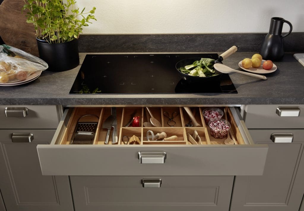 NK27472 WINDSOR LACK Lava Hennarot