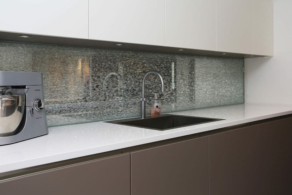 Cracked Glass Splashback | Kutchenhaus, Sevenoaks