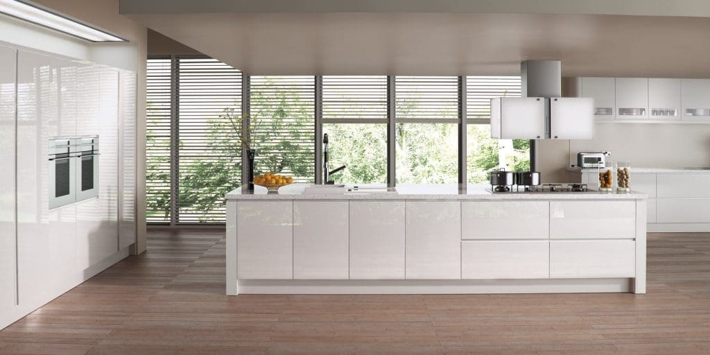 Strada Gloss White Handleless Kitchen | Atelier Kuchen, Wimbledon