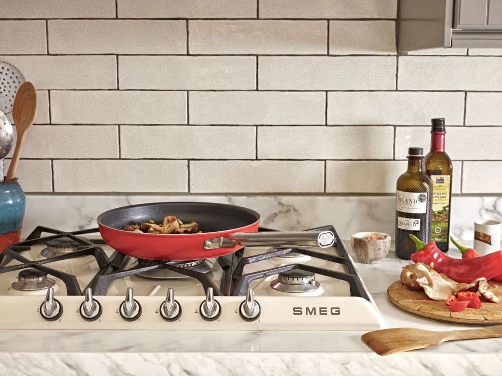 Smeg Victoria Cream Gas Hob Www.staffordshirekitchens.com | Atelier Kuchen, Wimbledon